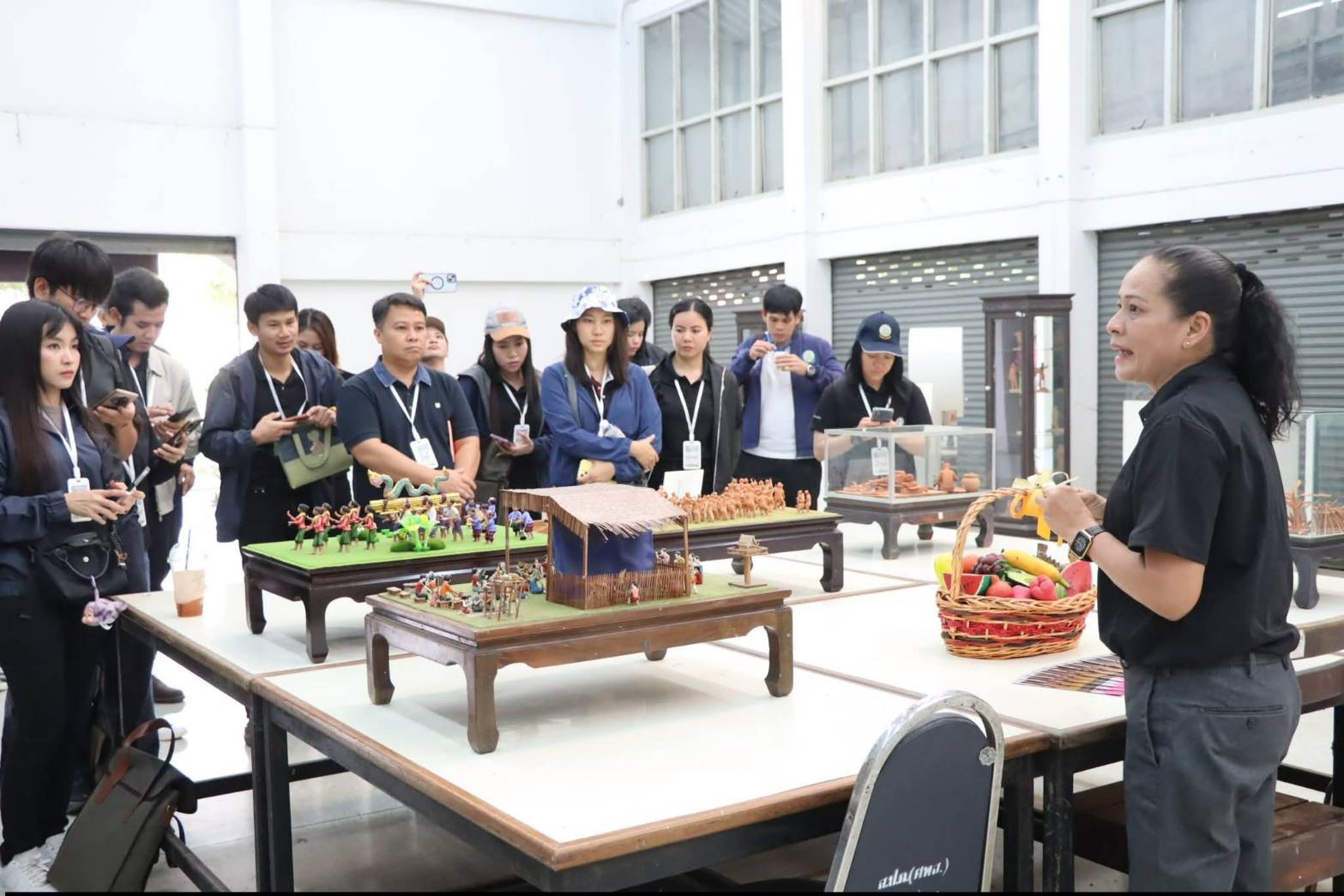 title - นางสาวสิริมา แจ้งกระจ่าง ผู้อำนวยการศูนย์ส่งเสริมและพัฒนาอาชีพเสริมนอกภาคการเกษตร ให้การต้อนรับบุคลากรในโครงการฝึกอบรมเชิงปฏิบัติการ หลักสูตรนักบริหารการชลประทานระดับต้น รุ่นที่ 30 ณ ศูนย์ส่งเสริมและพัฒนาอาชีพเสริมนอกภาคการเกษตร (ศูนย์ศิลปาชีพ บางไทรฯ (เดิม))